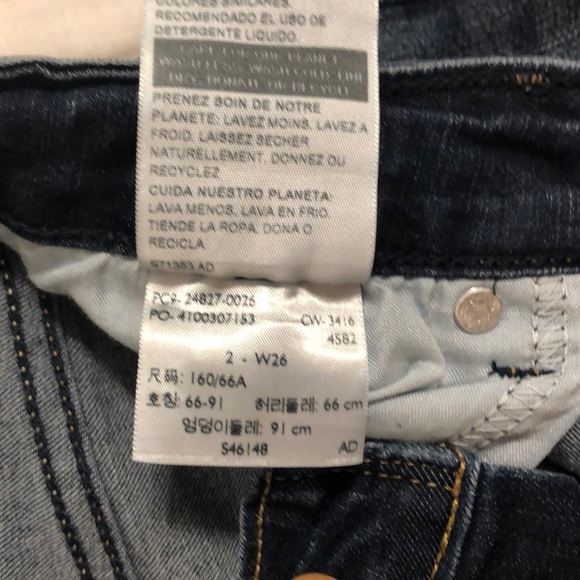 Women’s Cropped Levi’s Jeans - Picture 4 of 4